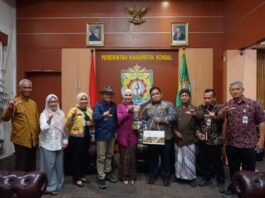 Bupati Kendal Hj. Dyah Kartika Permanasari, S.E., M.M. Turut hadir Senior Manager PLN Indonesia Power UBP Semarang, F. Erwin Putranto, Kepala Cabang Dinas Kehutanan Jateng Wilayah III Pujiharini, S.Hut., M.P., serta Prof. Dr. Ir. Sriyana, M.S., dari Universitas Diponegoro.