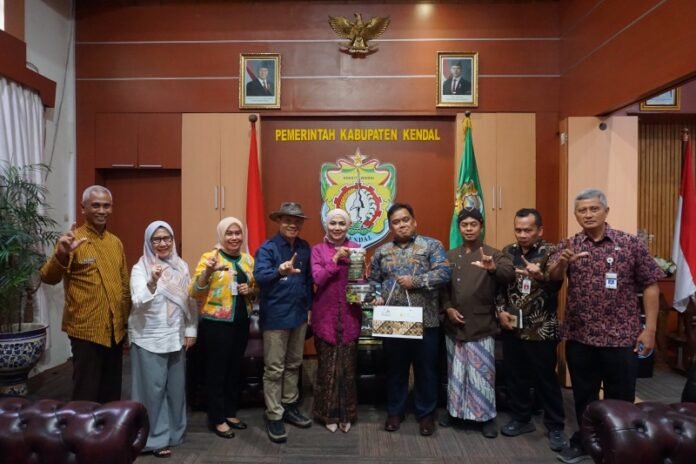 Bupati Kendal Hj. Dyah Kartika Permanasari, S.E., M.M. Turut hadir Senior Manager PLN Indonesia Power UBP Semarang, F. Erwin Putranto, Kepala Cabang Dinas Kehutanan Jateng Wilayah III Pujiharini, S.Hut., M.P., serta Prof. Dr. Ir. Sriyana, M.S., dari Universitas Diponegoro.