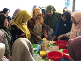 Kalangan ibu- ibu Karangawen antusias belajar tingkatkan keterampilan usaha kuliner, Kamis (4/9/2025). (Foto: Sam)