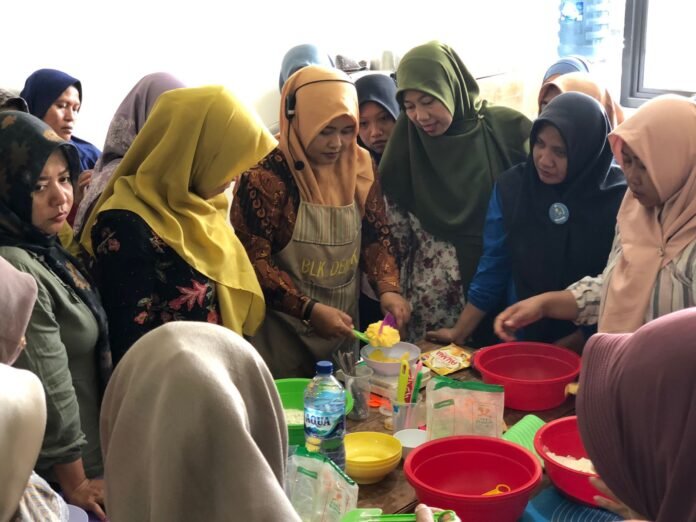 Kalangan ibu- ibu Karangawen antusias belajar tingkatkan keterampilan usaha kuliner, Kamis (4/9/2025). (Foto: Sam)