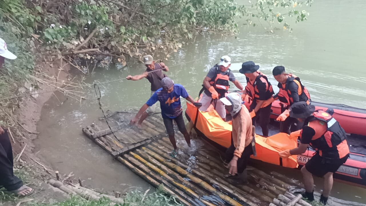 Tim SAR Penemuan seorang remaja yang dilaporkan tenggelam di Sungai Cikawung, Kecamatan Wanareja, Kabupaten Cilacap. (Foto : Dokumen)