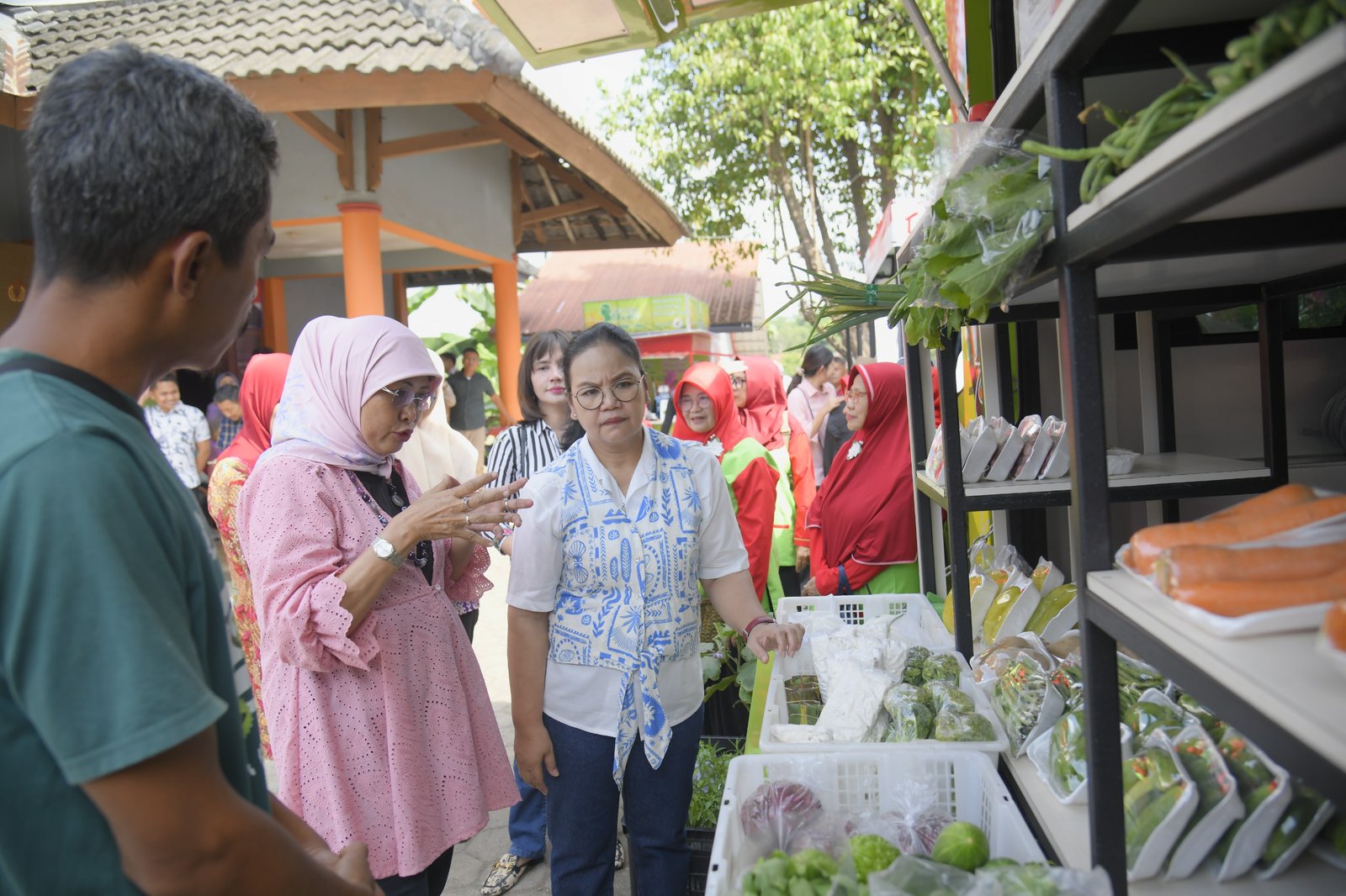 Agustina Kunjungan Staf Khusus Menteri Koperasi Republik Indonesia, Ambar Pertiwiningrum, di Kelurahan Gedawang, Banyumanik, Minggu (7/9/2025). (Foto : Dok Pemkot Semarang)