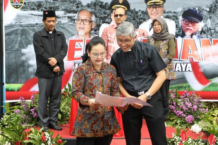 Peresmian Jalan YB Mangunwijaya yang menjadi akses menuju ke TPA Jatibarang pada Senin (8/9/2025). (Foto : Dok Pemkot Semarang)