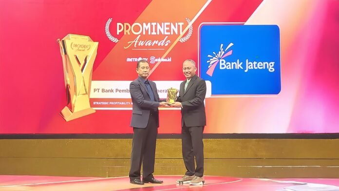 Penghargaan Strategic Profitability and Micro Finance Transformation Awards Dalam ajang Prominent Awards 2025 yang digelar di Grand Studio Metro TV Jakarta, pada Rabu (3/9/2025). (Foto : Dok Bank Jateng)