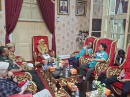 Bupati Demak bersama aliansi serikat pekerja membahas UMK. (Foto : Sam)