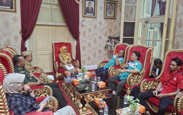Bupati Demak bersama aliansi serikat pekerja membahas UMK. (Foto : Sam)