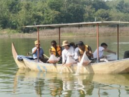 penyebaran 12.000 benih ikan nila di Waduk Jatibarang bersama perwakilan 3.154 mahasiswa baru angkatan 2025/2026. (Foto : Dok Udinus)