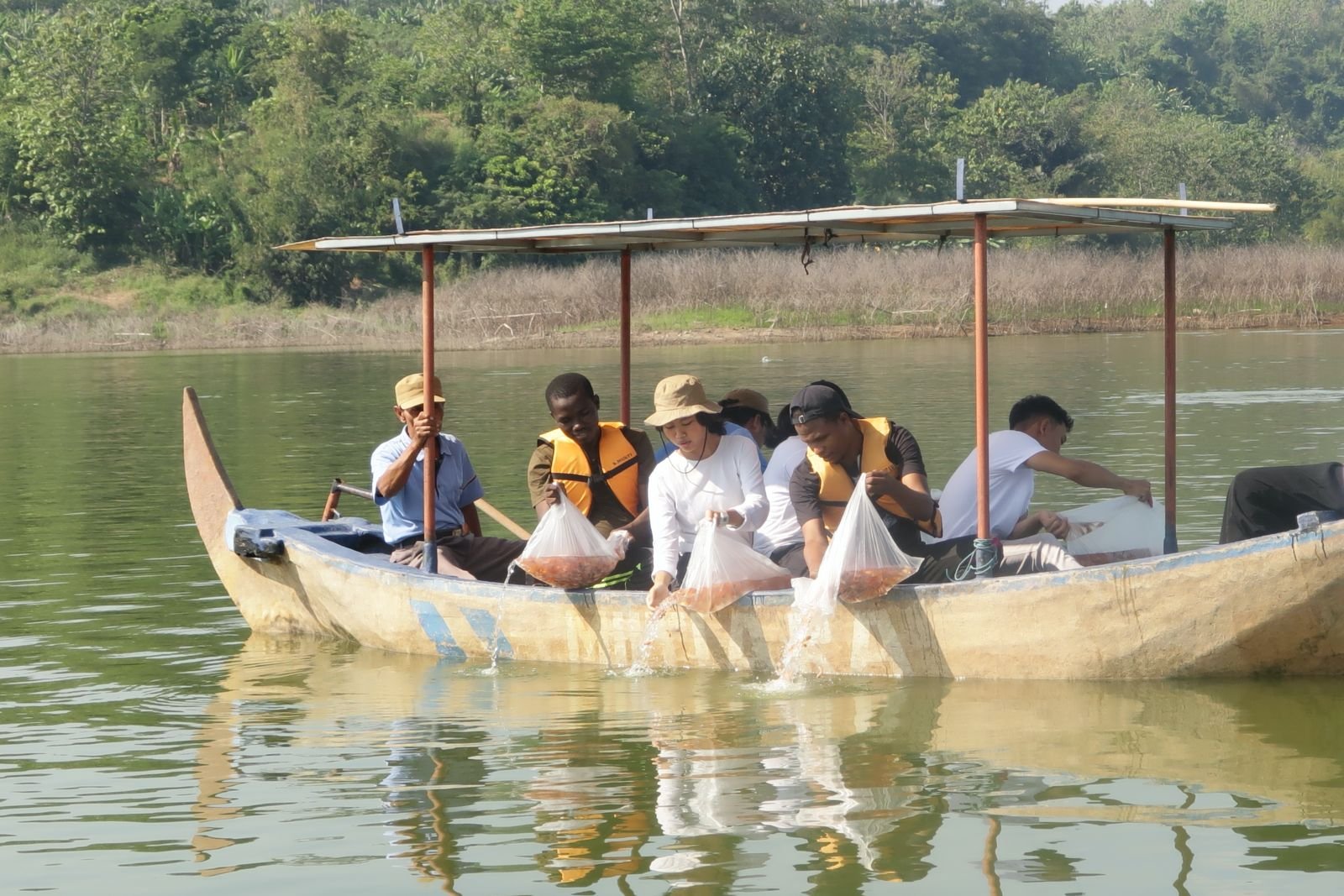 Udinus penyebaran 12.000 benih ikan nila di Waduk Jatibarang bersama perwakilan 3.154 mahasiswa baru angkatan 2025/2026. (Foto : Dok Udinus)