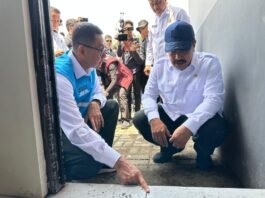 Direktur Utama PLN, Darmawan Prasojo saat mengecek pemasangan sarpras di Lapas Nusakambangan