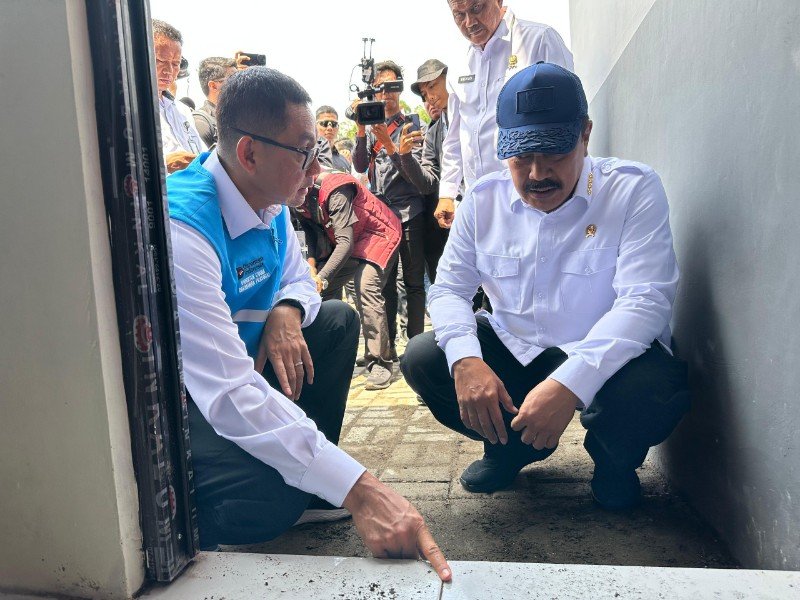 PLN Direktur Utama PLN, Darmawan Prasojo saat mengecek pemasangan sarpras di Lapas Nusakambangan