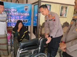 Bantuan kaki palsu kepada penyintas kecelakaan lalu lintas di Wonosalam, Rabu (10/9/2025). (Foto: Sam)