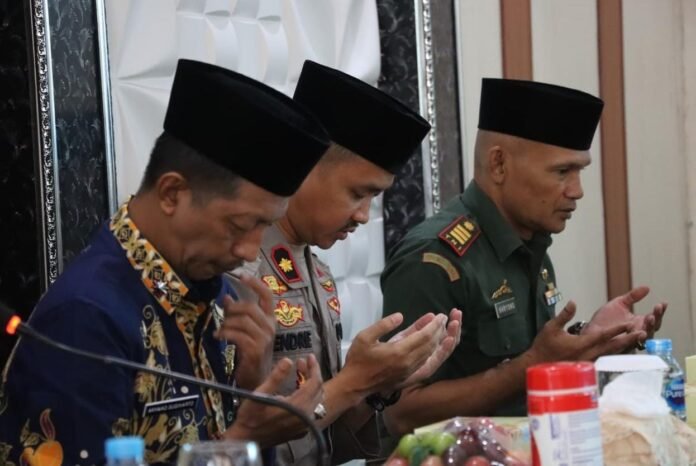 Doa bersama dan peringatan Maulid Nabi Muhammad SAW 1447 H sebagai momentum memperkuat iman, persatuan, dan menjaga kamtibmas di masyarakat, Kamis (11/8/2025). (Foto: Sam)