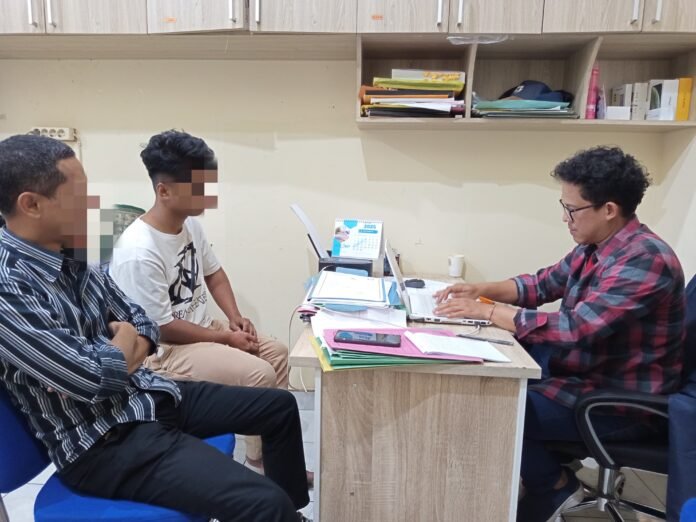 Pemeriksaan tersangka oleh Tim Resmob Polres Karanganyar bersama Unit Reskrim Polsek Ngargoyoso. (Humas Polres Karanganyar)