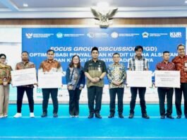 Direktur Bisnis Dana, Jasa, dan UMKM Bank Jateng Anna Kusumarita menyerahkan secara simbolis Kredit Alsintan kepada pelaku usaha dalam FGD Sosialisasi dan Optimalisasi Penyaluran Kredit Alsintan dan KIPK di Semarang, Selasa (9/9/2025). (Foto : Dok Bank Jateng)