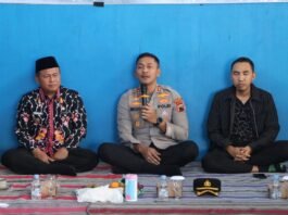 Kapolres Demak bersama masyarakat di Gedung Olahraga (GOR) Desa Katonsari. (Foto : Sam)