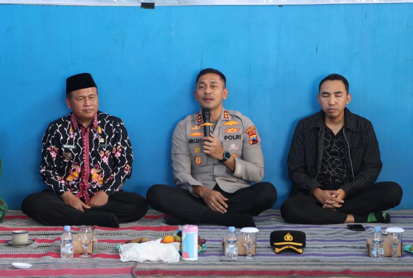 Kapolres Demak Kapolres Demak bersama masyarakat di Gedung Olahraga (GOR) Desa Katonsari. (Foto : Sam)