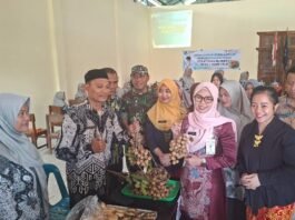 Bupati Demak Eisti’anah dalam pembukaan pelatihan nugget lele di Desa Bumirejo, Karangawen, Jumat (12/9/2025). (Foto: Sam)