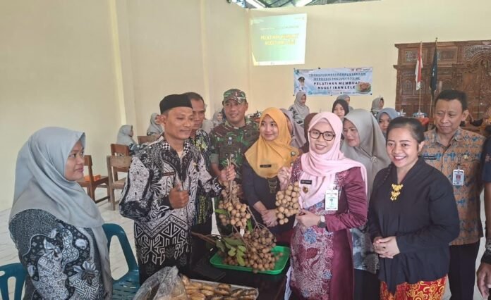 Bupati Demak Eisti’anah dalam pembukaan pelatihan nugget lele di Desa Bumirejo, Karangawen, Jumat (12/9/2025). (Foto: Sam)