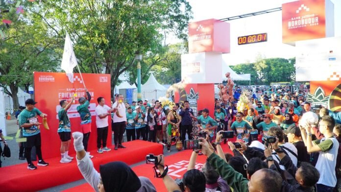 Bank Jateng Friendship Run (BJFR) 2025 yang diselenggarakan di Taman Sriwedari Solo pada Minggu (14/9/2025). Kegiatan ini menjadi ajang yang istimewa, sekaligus bagian dari kampanye menuju Bank Jateng Borobudur Marathon 2025. (Foto : Dok Bank Jateng)