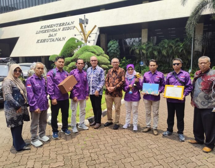 DLH Demak menerima penghargaan Adiwiyata di Kementerian Lingkungan Hidup dan Kehutanan RI. (Foto : Istimewa)