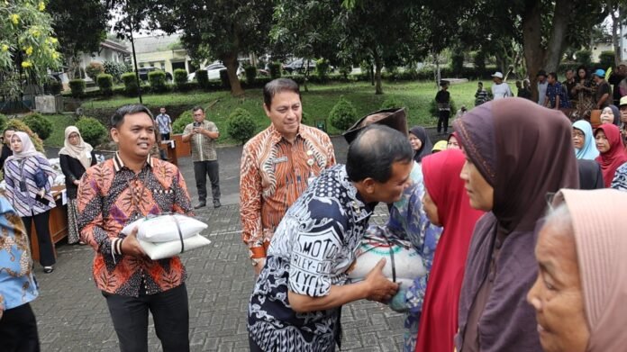 Gubernur Jateng Ahmad Luthfi bersama Bank Indonesia, Bank Jateng, Bank BRI, JPEN, Bulog dan Dinas Lingkup Tarubudaya membagikan 6 ton beras secara gratis kepada masyarakat pada Kamis (18/9/2025). (Foto : Dok Distanbun)