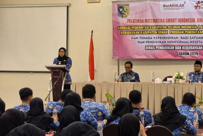 Bupati Demak Eisti’anah membuka Pelatihan Matematika. (Foto : Sam)