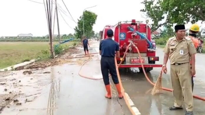 Normalisasi Sungai Wulan yang membuat jalan Mijen–Welahan licin dan rawan kecelakaan. (Foto : Sam)