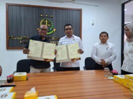 Kajari Karanganyar Roberth Jimmy Lambila bersama Plt Dirut PDAM Suparno. (Foto : Istimewa)