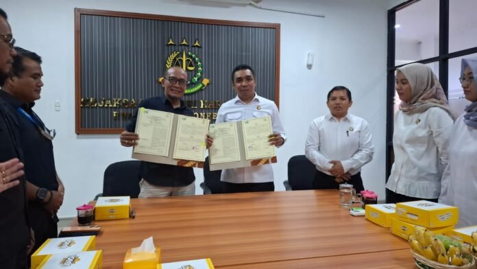 Kajari Karanganyar Roberth Jimmy Lambila bersama Plt Dirut PDAM Suparno. (Foto : Istimewa)