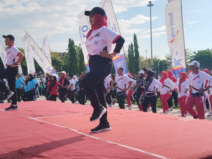 Senam massal Haornas ke-42 di Alun-Alun Demak, Jumat (19/9/2025). (Foto: Sam)