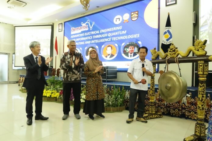 Pembukaan International Seminar on Application for Technology of Information and Communication (iSemantic). (Foto : Dok Udinus)