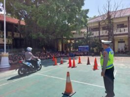 Edukasi Safety Riding dan tertib lalu lintas bersama siswa-siswi SMA Negeri 2 Demak. (Foto : Sam)