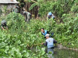Warga bergotong royong membersihkan sungai dalam rangka HUT Ke-80 TNI dan HUT Ke-75 Kodam IV/Diponegoro, Sabtu (20/9/2025). (Foto : Sam)