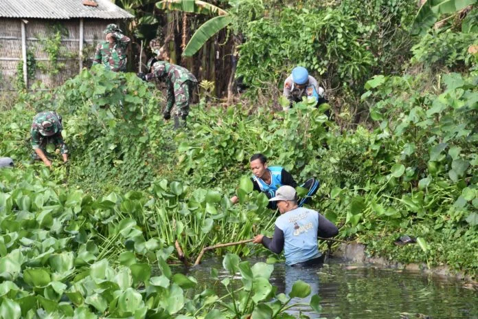 Warga bergotong royong membersihkan sungai dalam rangka HUT Ke-80 TNI dan HUT Ke-75 Kodam IV/Diponegoro, Sabtu (20/9/2025). (Foto : Sam)