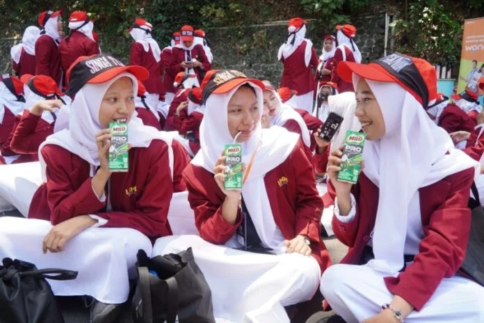 Para mahasiswa baru mendukung hadirnya MILO PRO University Toadshow.