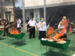 Pemusnahan berbagai barang bukti tindak pidana yang telah berkekuatan hukum tetap, mulai dari narkotika, miras, obat-obatan, hingga alat perjudian, di Halaman Kejari Demak, Rabu (24/9/2025). (Foto: Sam)