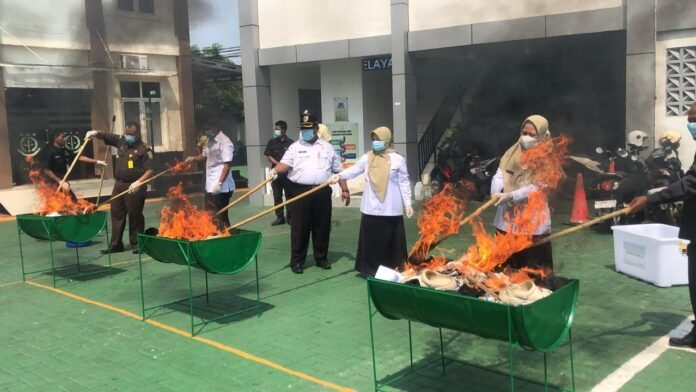 Pemusnahan berbagai barang bukti tindak pidana yang telah berkekuatan hukum tetap, mulai dari narkotika, miras, obat-obatan, hingga alat perjudian, di Halaman Kejari Demak, Rabu (24/9/2025). (Foto: Sam)