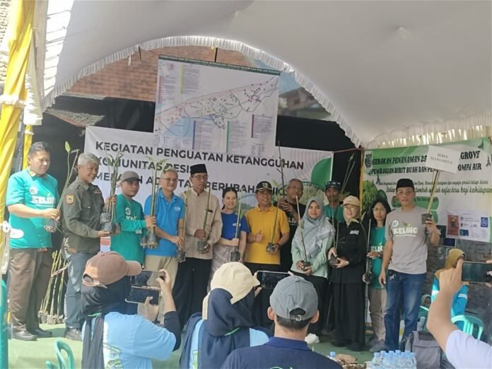 Kegiatan penanaman 2.500 pohon sebagai bagian dari penguatan ketangguhan komunitas menghadapi perubahan iklim. (Foto : Sam)