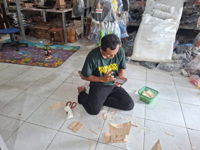 Stik es krim untuk dijadikan karya bernilai jual dengan keterampilan tangannya di kediamannya. (Foto : Sam)