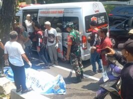 Proses evakuasi penemuan mayat di drainase atau got dekat masjid Miftahul Huda Jalan Diponegoro Semarang