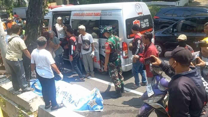 Proses evakuasi penemuan mayat di drainase atau got dekat masjid Miftahul Huda Jalan Diponegoro Semarang