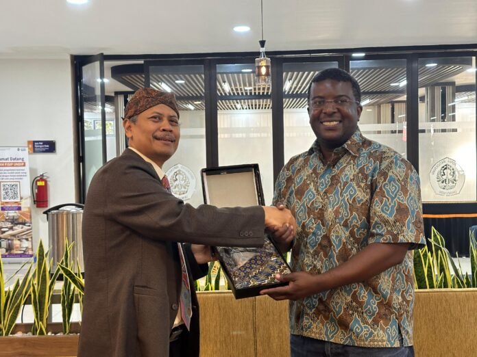 Visiting Professor Christian Otchia, associate professor di bidang economic development, the Graduate School of International Development, dengan kepakaran kewilayahan Etiopia, Indonesia, Vietnam, dan Laos. (Foto : Dok UNDIP)