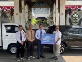 Bank Jateng Cabang Utama Semarang menyerahkan dua unit mobil operasional kepada Universitas Diponegoro (Undip). (Foto : Dok Bank Jateng)
