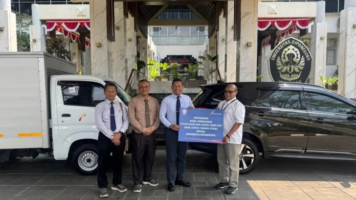 Bank Jateng Cabang Utama Semarang menyerahkan dua unit mobil operasional kepada Universitas Diponegoro (Undip). (Foto : Dok Bank Jateng)