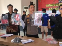 Konferensi pers pengungkapan kasus sindikat uang palsu dengan menghadirkan barang bukti dan para tersangka di Mapolres Demak, Jumat (26/9/2025). (Foto: Sam)