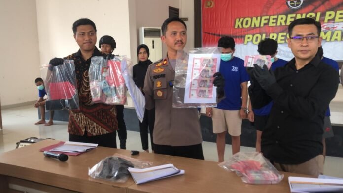 Konferensi pers pengungkapan kasus sindikat uang palsu dengan menghadirkan barang bukti dan para tersangka di Mapolres Demak, Jumat (26/9/2025). (Foto: Sam)