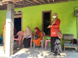Keluarga pasien ODGJ saat melakukan pendampingan pembebasan pasung di Desa Baleromo, Kecamatan Dempet, Demak. (Foto : Sam)