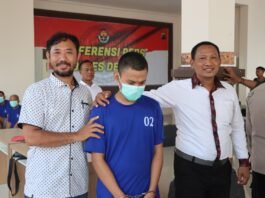 Empat tersangka kasus pengeroyokan yang menewaskan seorang warga Kudus. Para pelaku ditunjukkan beserta barang bukti dalam konferensi pers yang digelar di Mapolres Demak. (Foto: Sam)