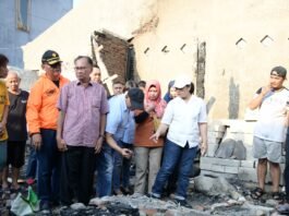 Wali Kota Semarang, Agustina Wilujeng, meninjau langsung lokasi kebakaran. (Foto : Dok Pemkot Semarang)