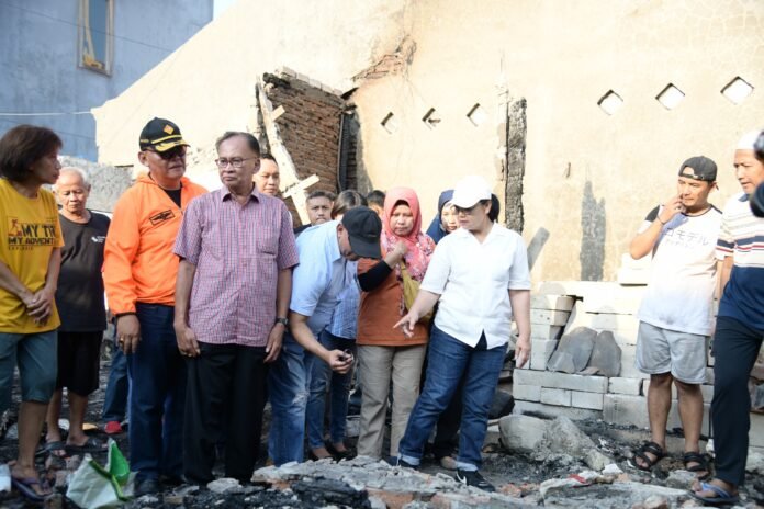 Wali Kota Semarang, Agustina Wilujeng, meninjau langsung lokasi kebakaran. (Foto : Dok Pemkot Semarang)